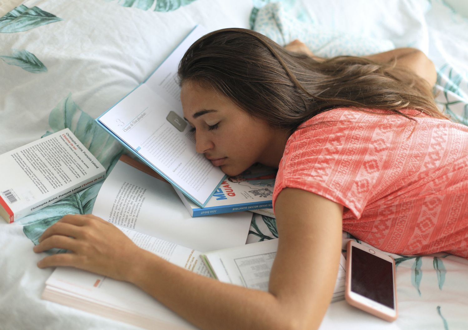Una studentessa addormentata sui libri