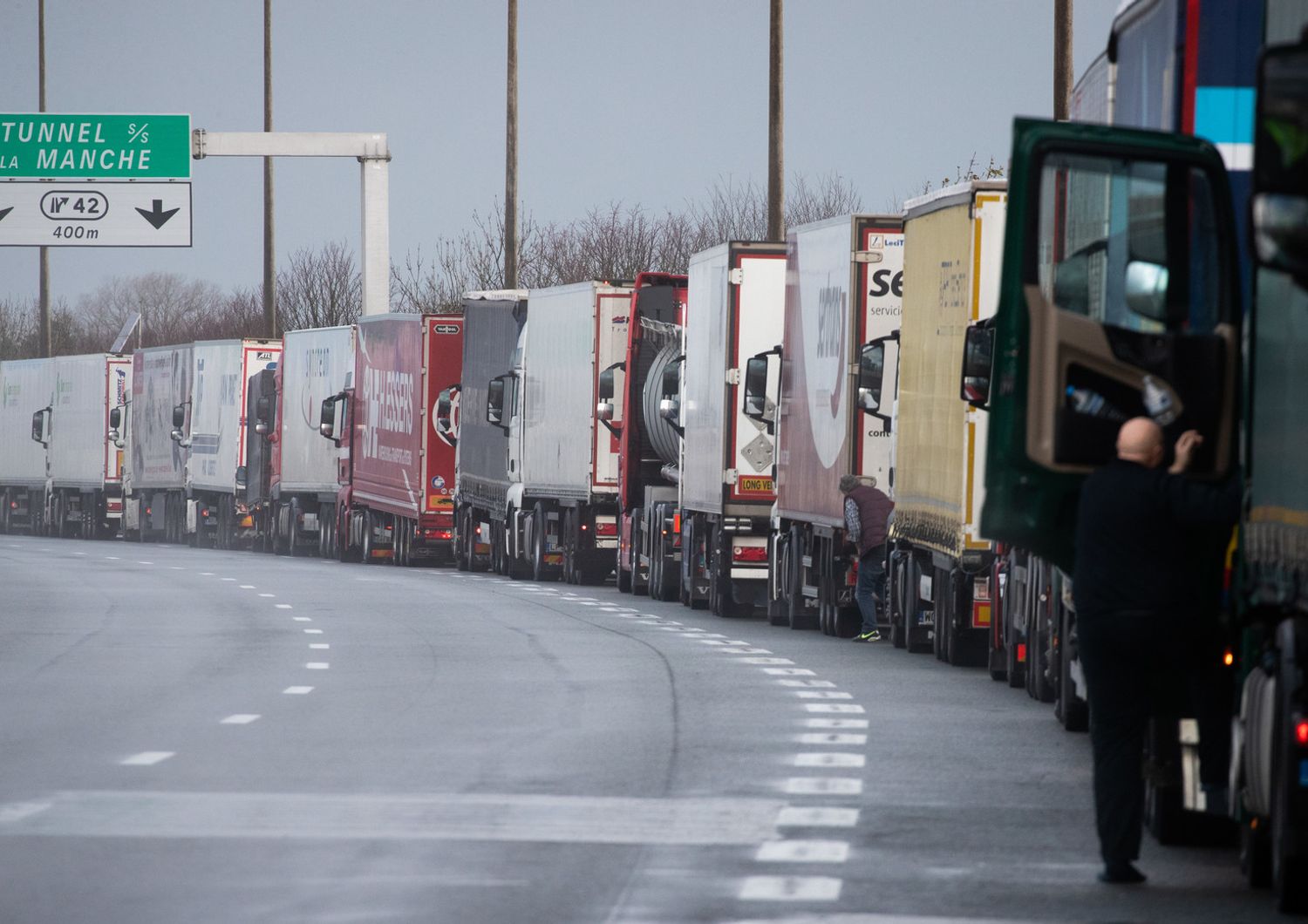 Una coda di camion all'imbocco del canale della Manica