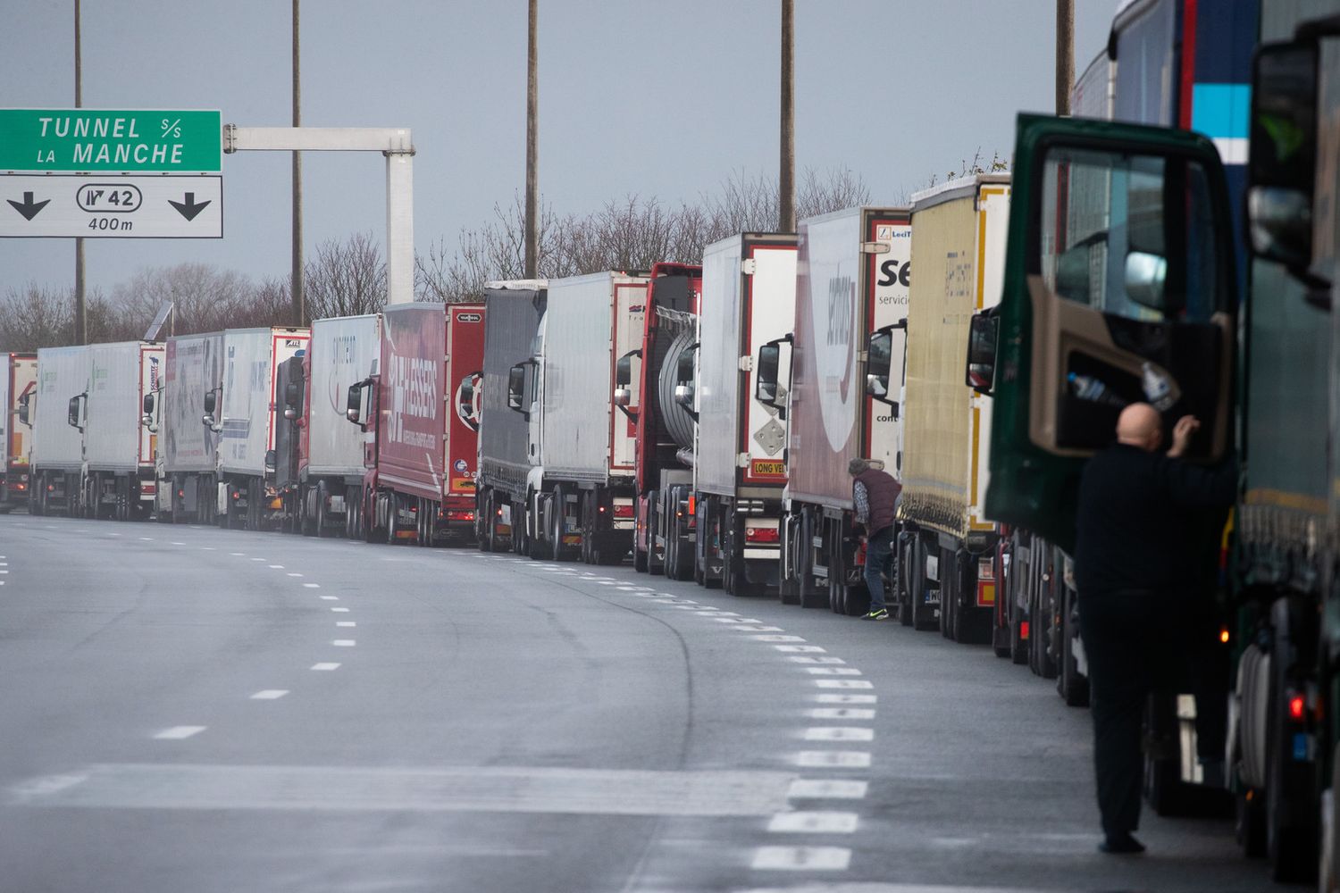 Una coda di camion all'imbocco del canale della Manica