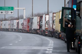 Una coda di camion all'imbocco del canale della Manica