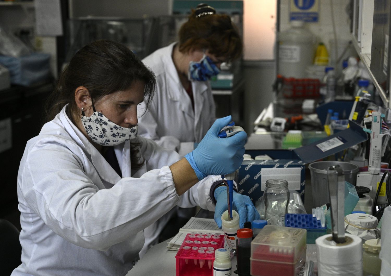 Due ricercatrici in un laboratorio argentino