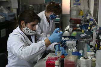 Due ricercatrici in un laboratorio argentino