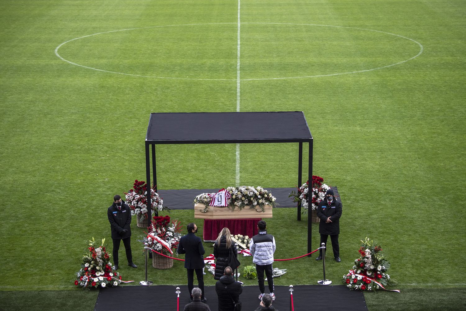 il feretro di Paolo Rossi nello stadio di Vicenza