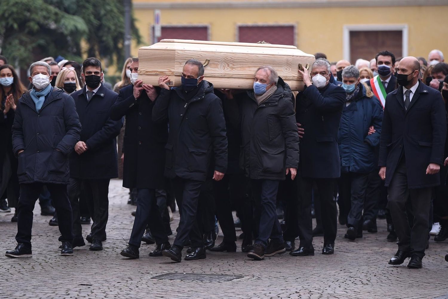 Il feretro di Paolo Rossi portato da Marco Tardelli e Antonio Cabrini. Attorno anche Antognoni,Collovati, Altobelli, Causio, Oriali, Dossena, Massaro, Bergomi, Baresi e Galli