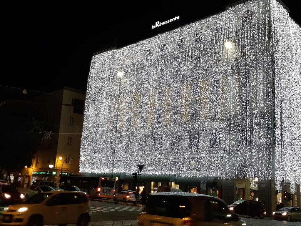 La Rinascente illuminata a Cagliari