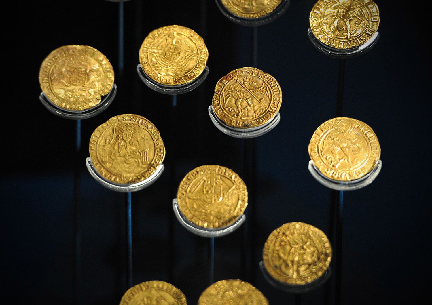 trova tesoro nel giardino 64 monete oro tudor