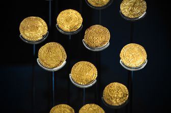 trova tesoro nel giardino 64 monete oro tudor