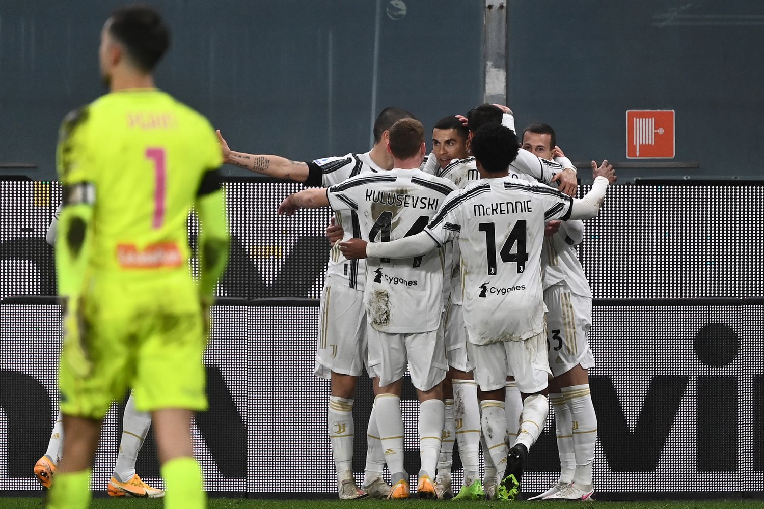 La Juventus festeggia il rigore segnato da Cristiano Ronaldo