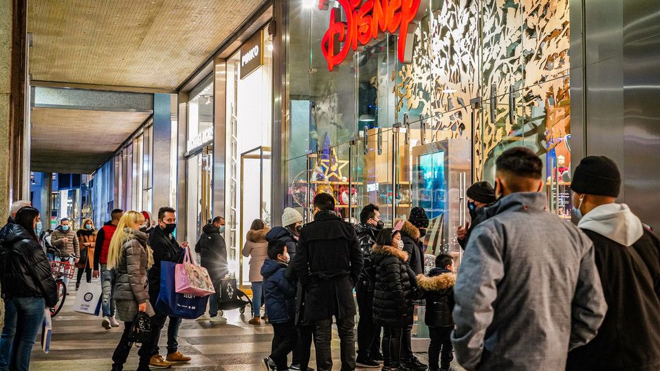 Le strade di Milano nel primo giorno di ritorno della Lombardia in zona gialla&nbsp;