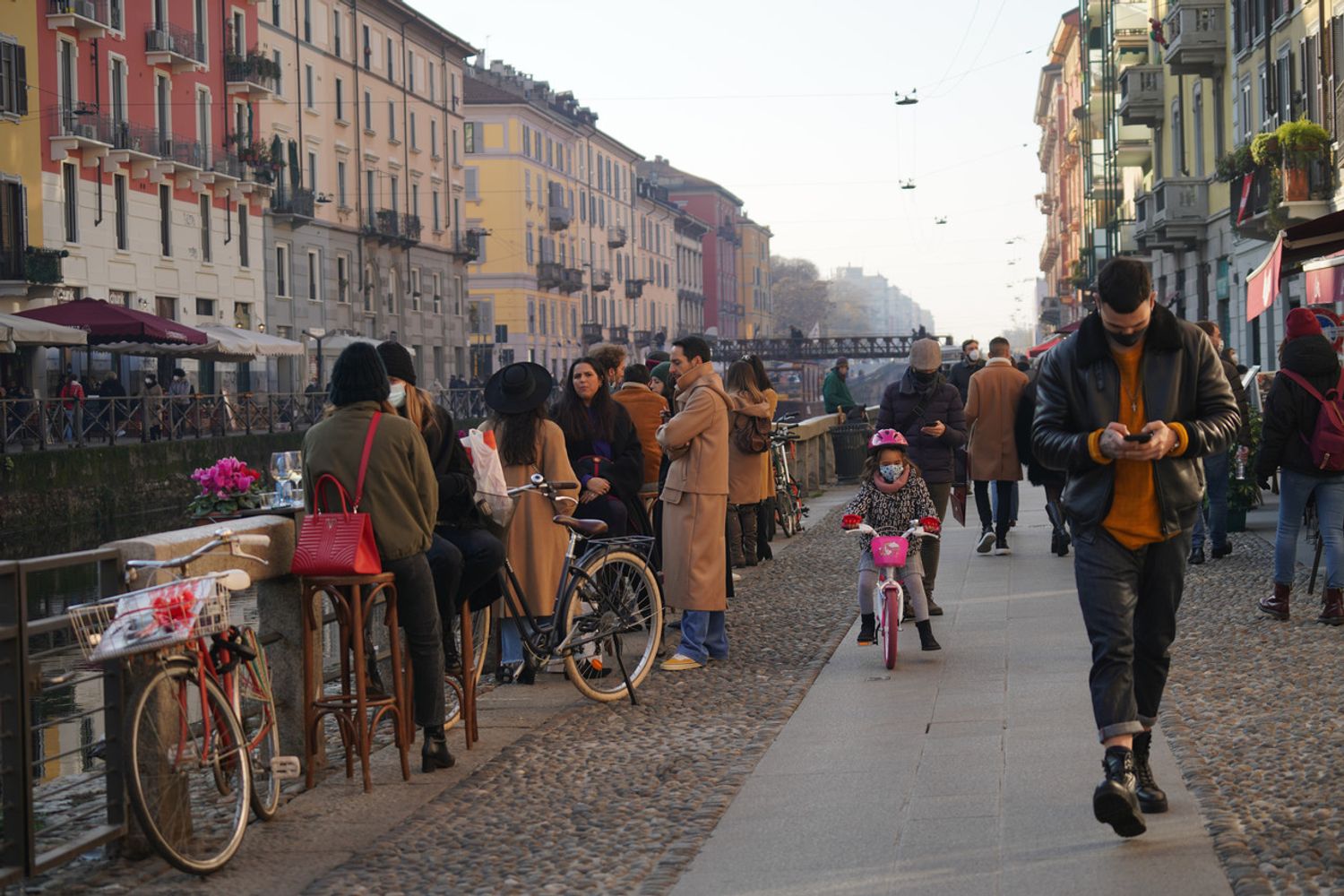 Le strade di Milano nel primo giorno di ritorno della Lombardia in zona gialla