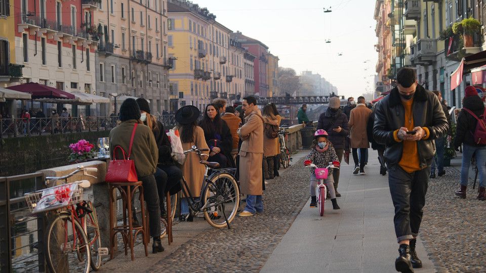 Le strade di Milano nel primo giorno di ritorno della Lombardia in zona gialla