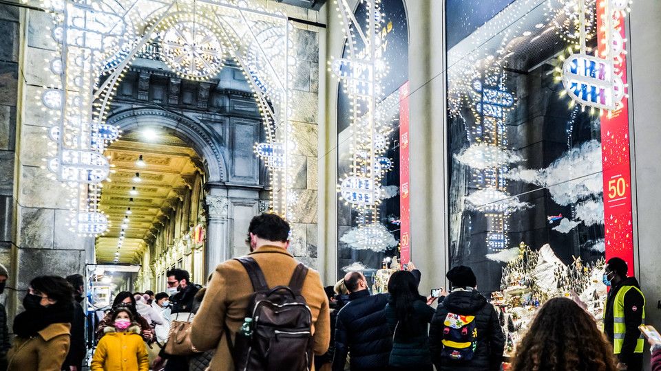 Le strade di Milano nel primo giorno di ritorno della Lombardia in zona gialla&nbsp;