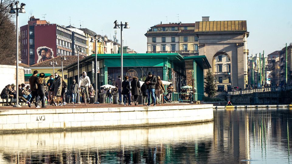 Le strade di Milano nel primo giorno di ritorno della Lombardia in zona gialla&nbsp;