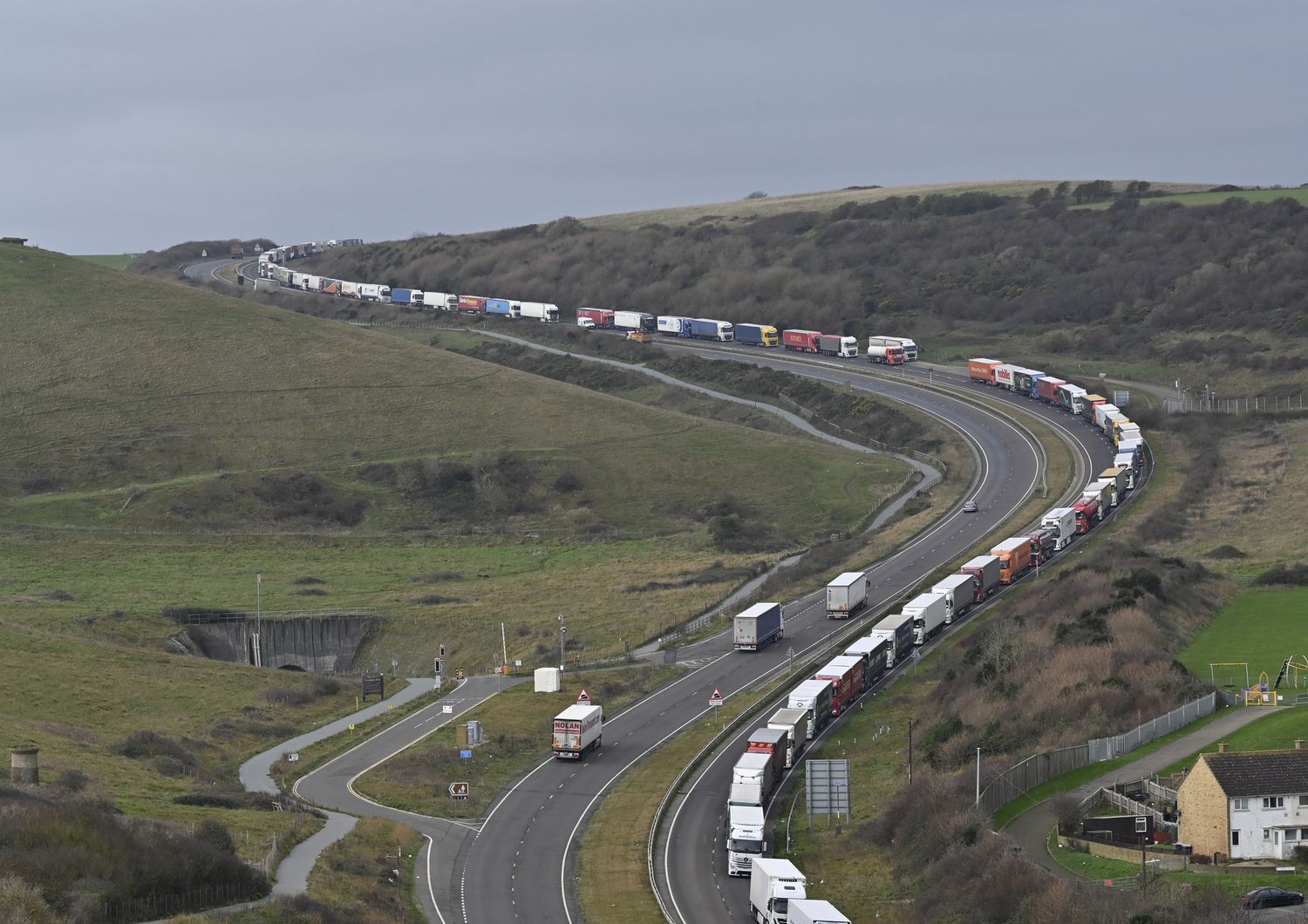 Brexit: i commercianti britannici fanno scorte e file interminabili di camion circondano il porto di Dover