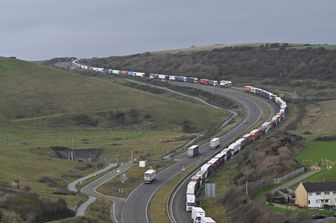 Brexit: i commercianti britannici fanno scorte e file interminabili di camion circondano il porto di Dover