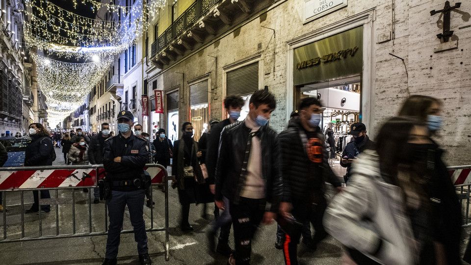 Gli assembramenti per lo shopping di Natale nelle strade del centro di Roma