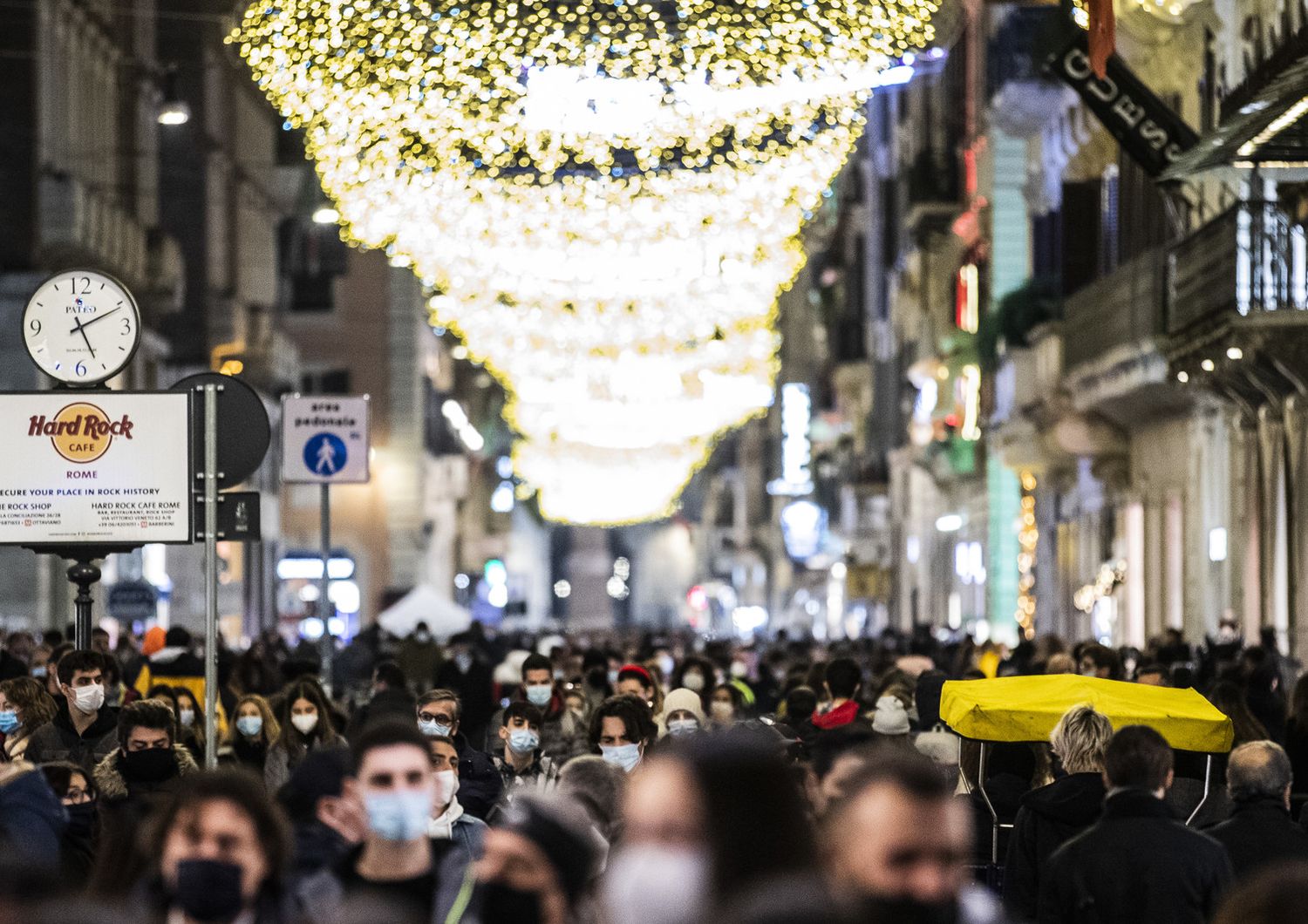 Lo shopping di Natale nelle strade del centro di Roma