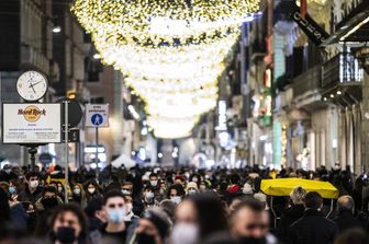 Gli assembramenti per lo shopping di Natale nelle strade del centro di Roma