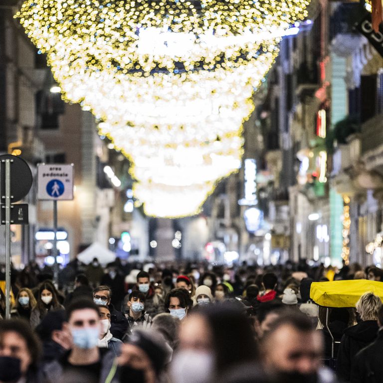 Gli assembramenti per lo shopping di Natale nelle strade del centro di Roma