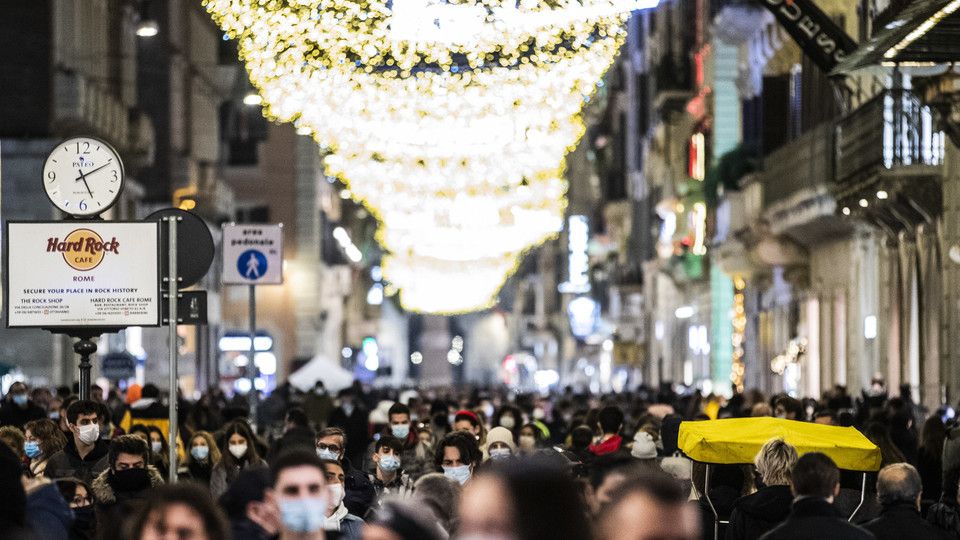 Gli assembramenti per lo shopping di Natale nelle strade del centro di Roma