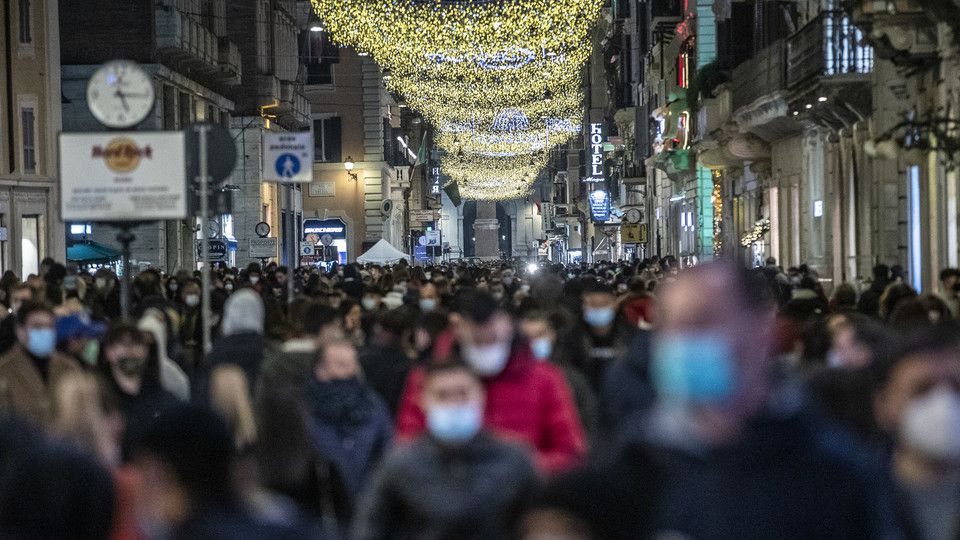 Gli assembramenti per lo shopping di Natale nelle strade del centro di Roma