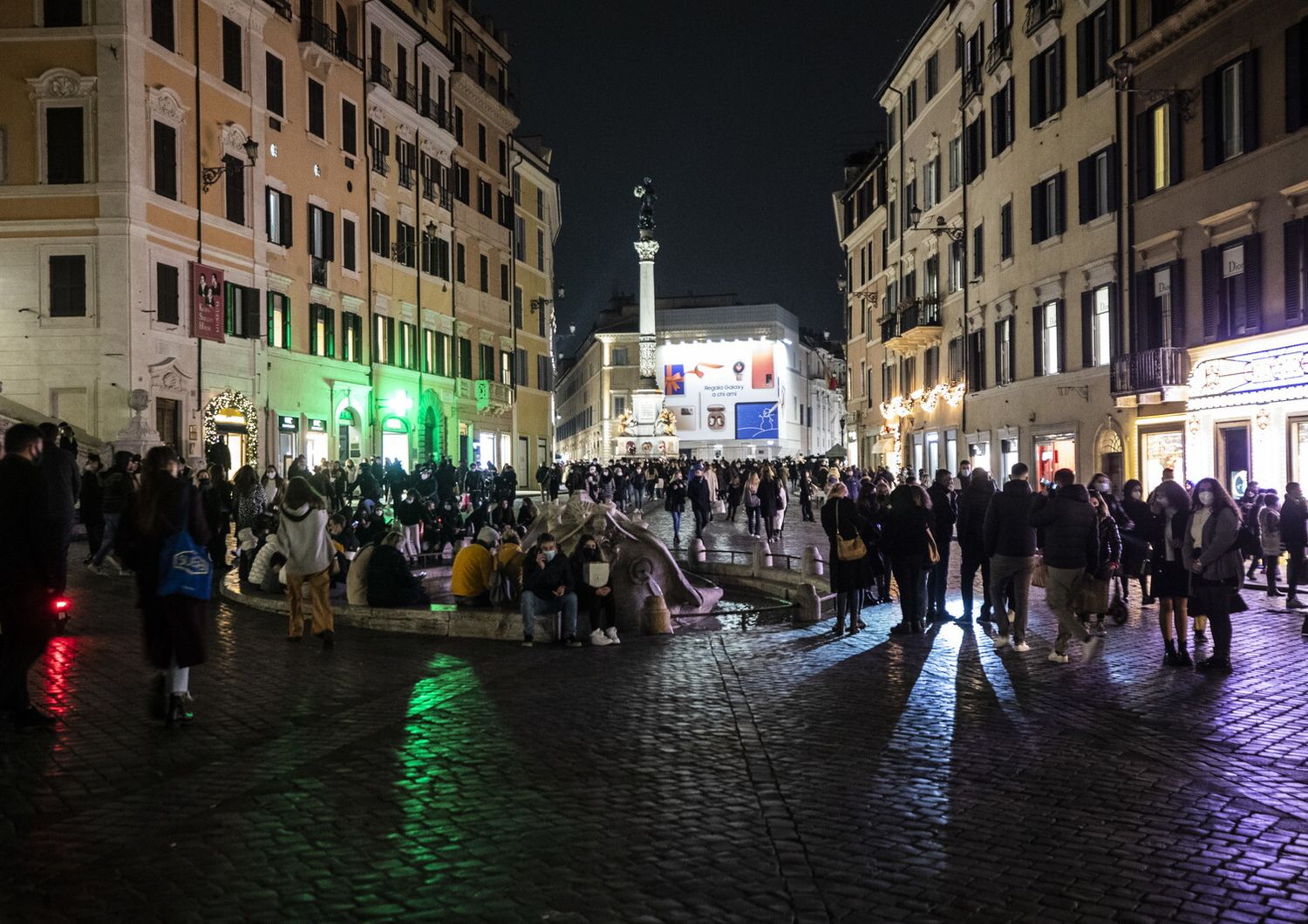 Gli assembramenti per lo shopping di Natale nelle strade del centro di Roma