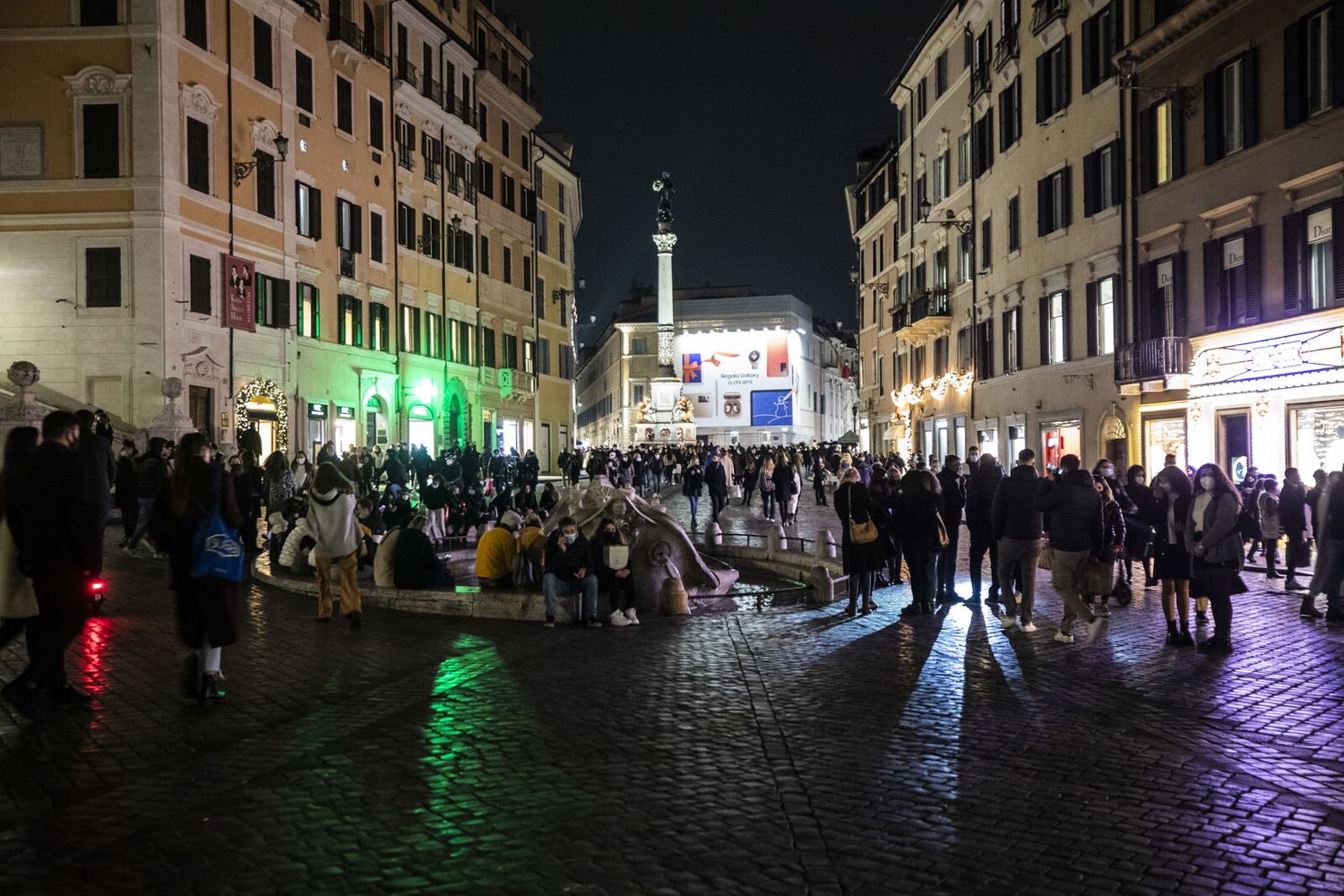 Gli assembramenti per lo shopping di Natale nelle strade del centro di Roma
