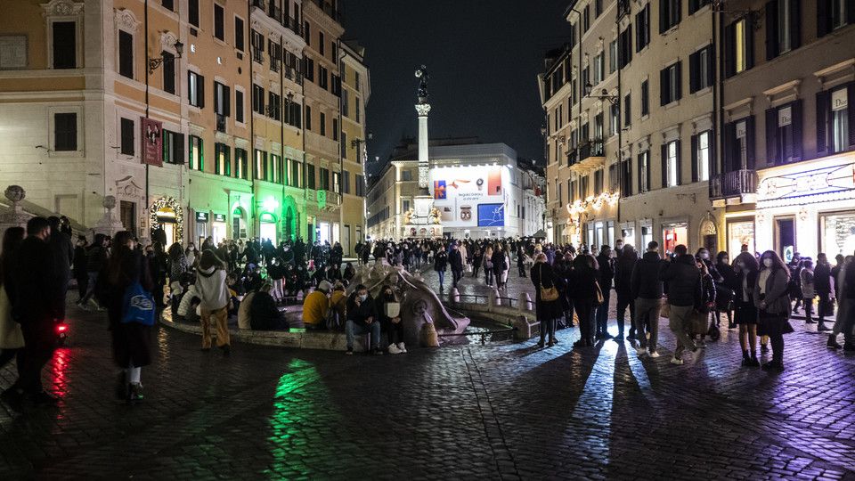 Gli assembramenti per lo shopping di Natale nelle strade del centro di Roma