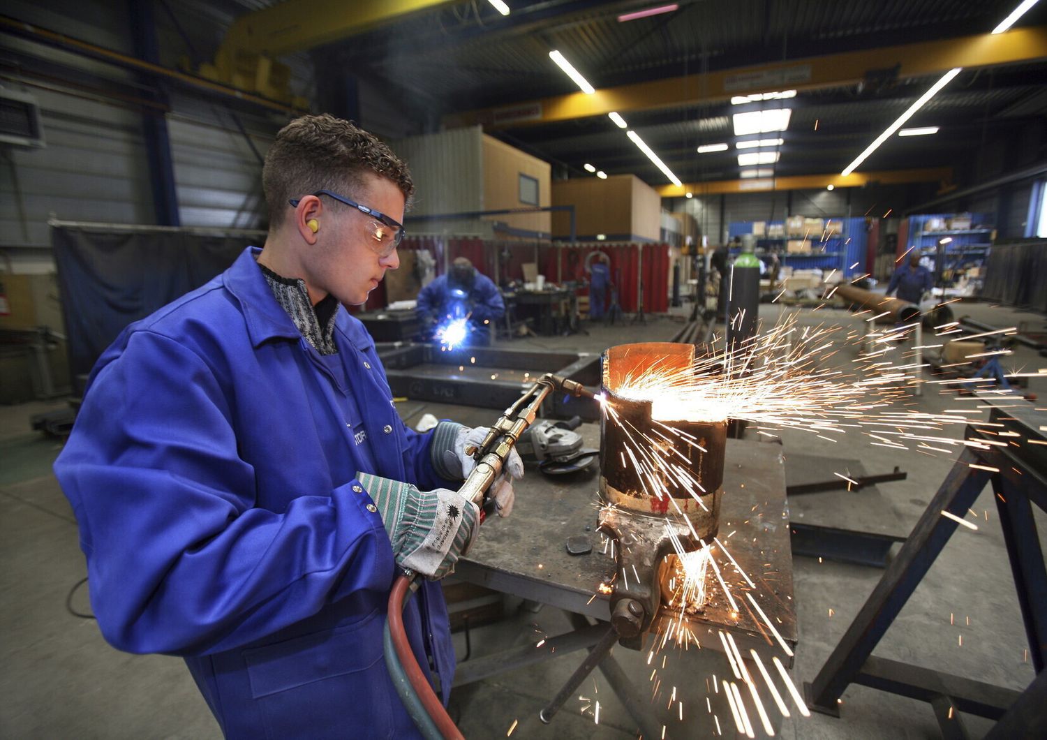 Un saldatore al lavoro in un'azienda meccanica