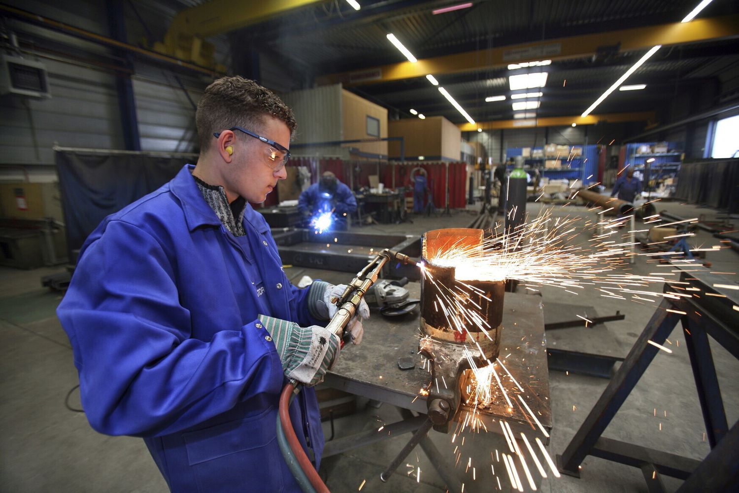 Industria: un saldatore al lavoro in un'azienda meccanica