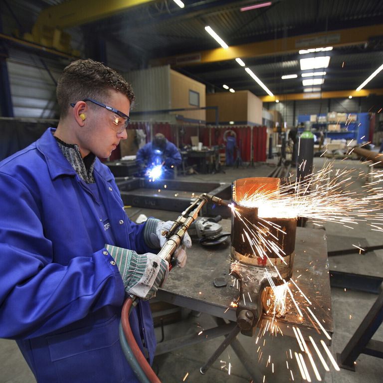 Industria: un saldatore al lavoro in un'azienda meccanica