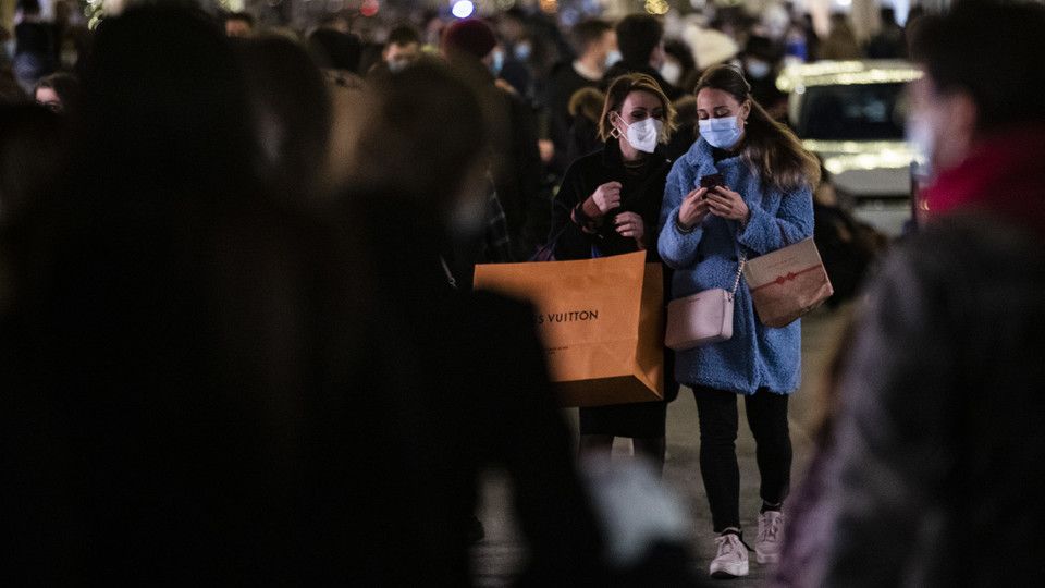 Gli assembramenti per lo shopping di Natale nelle strade del centro di Roma