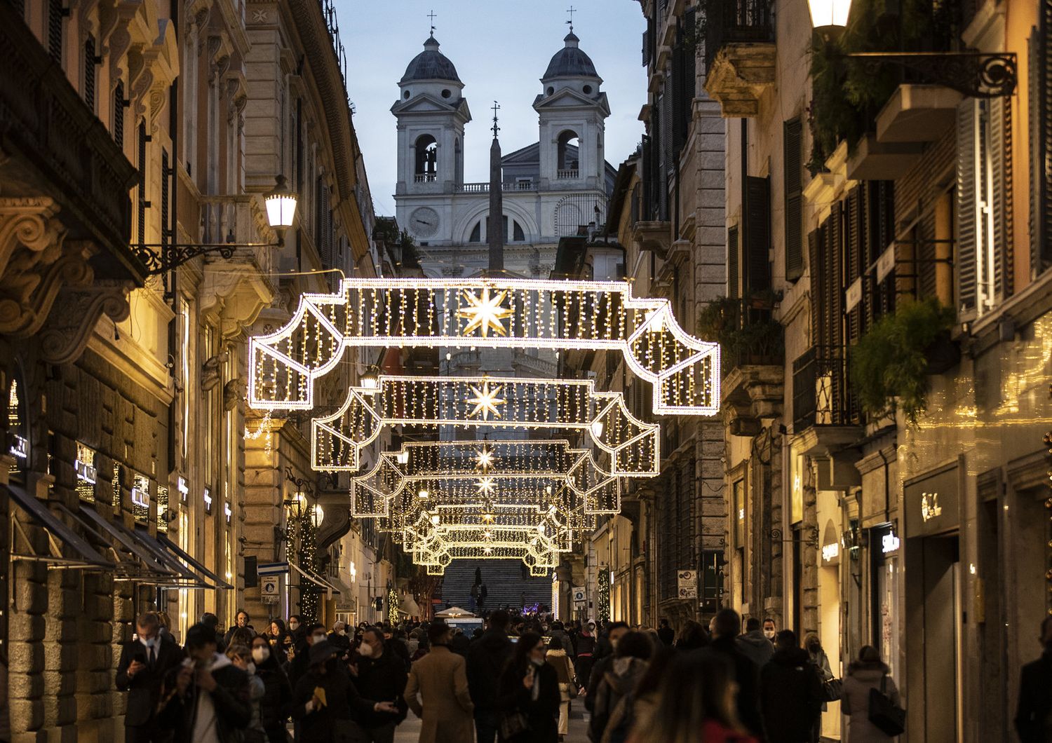 Gli assembramenti per lo shopping di Natale nelle strade del centro di Roma