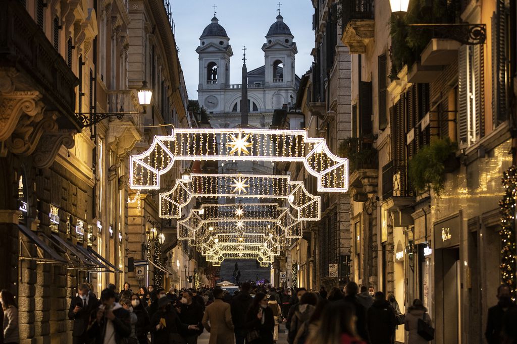 Gli assembramenti per lo shopping di Natale nelle strade del centro di Roma