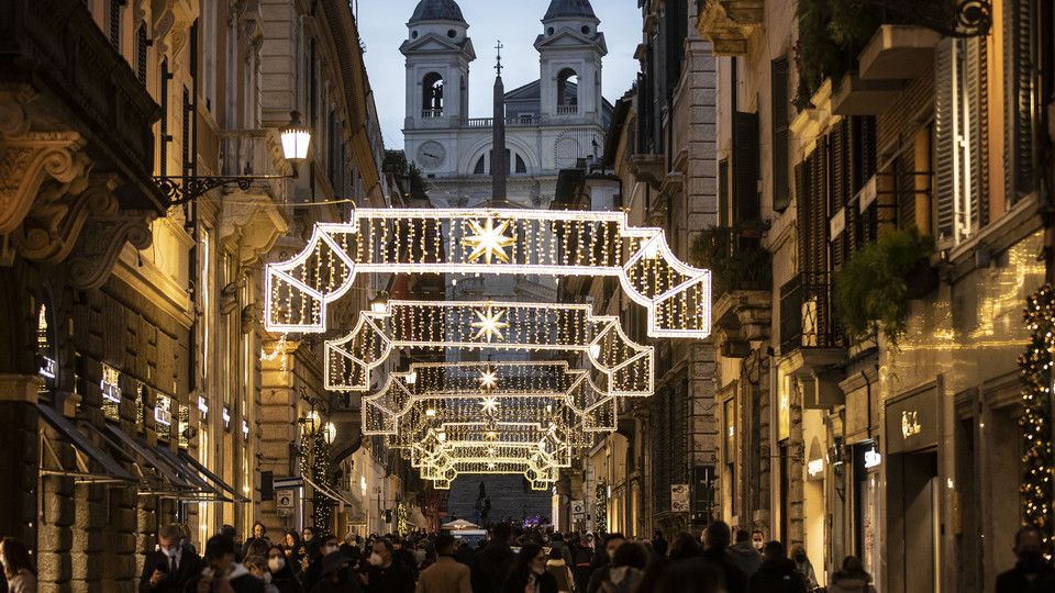 Gli assembramenti per lo shopping di Natale nelle strade del centro di Roma