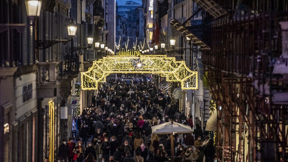 Gli assembramenti per lo shopping di Natale nelle strade del centro di Roma