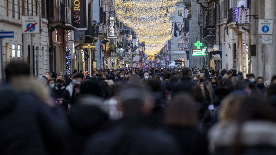 Gli assembramenti per lo shopping di Natale nelle strade del centro di Roma