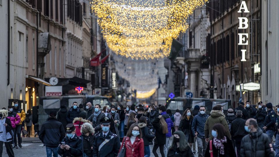 Gli assembramenti per lo shopping di Natale nelle strade del centro di Firenze