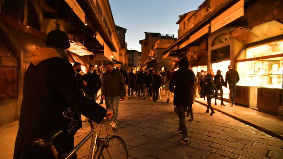 Gli assembramenti per lo shopping di Natale nelle strade del centro di Firenze