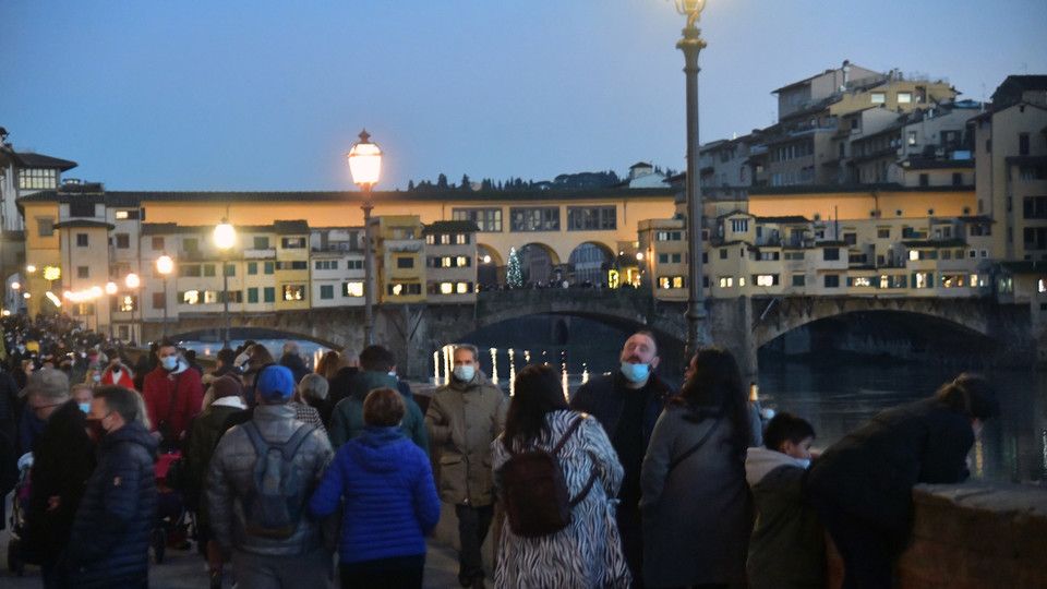 Gli assembramenti per lo shopping di Natale nelle strade del centro di Firenze