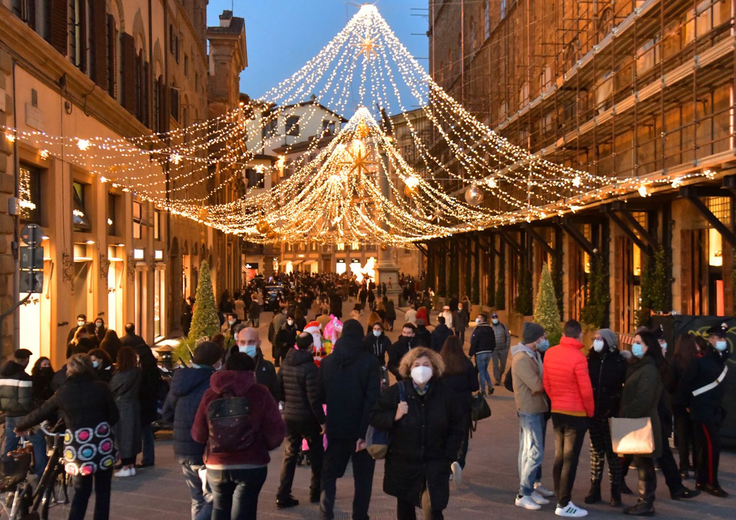 Gli assembramenti per lo shopping di Natale nelle strade del centro di Firenze