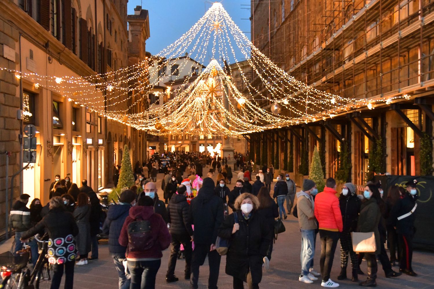 Gli assembramenti per lo shopping di Natale nelle strade del centro di Firenze