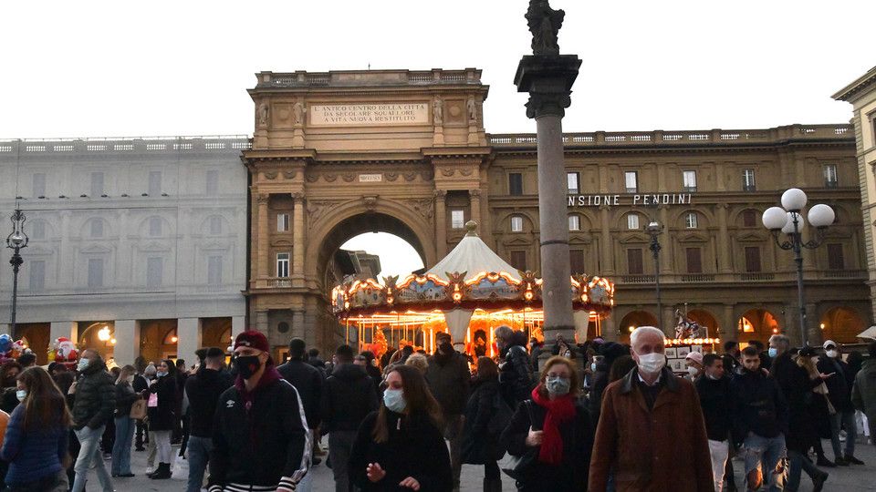 Gli assembramenti per lo shopping di Natale nelle strade del centro di Firenze