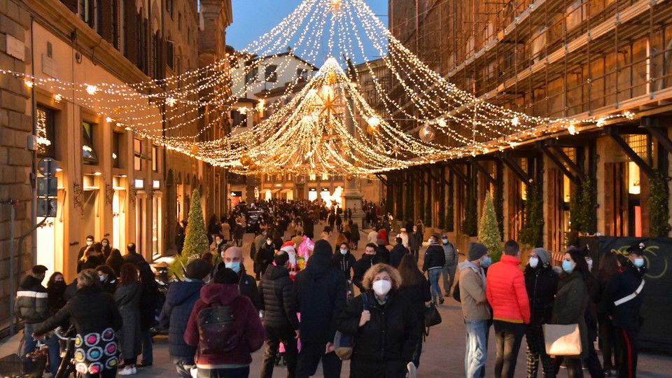 Gli assembramenti per lo shopping di Natale nelle strade del centro di Firenze