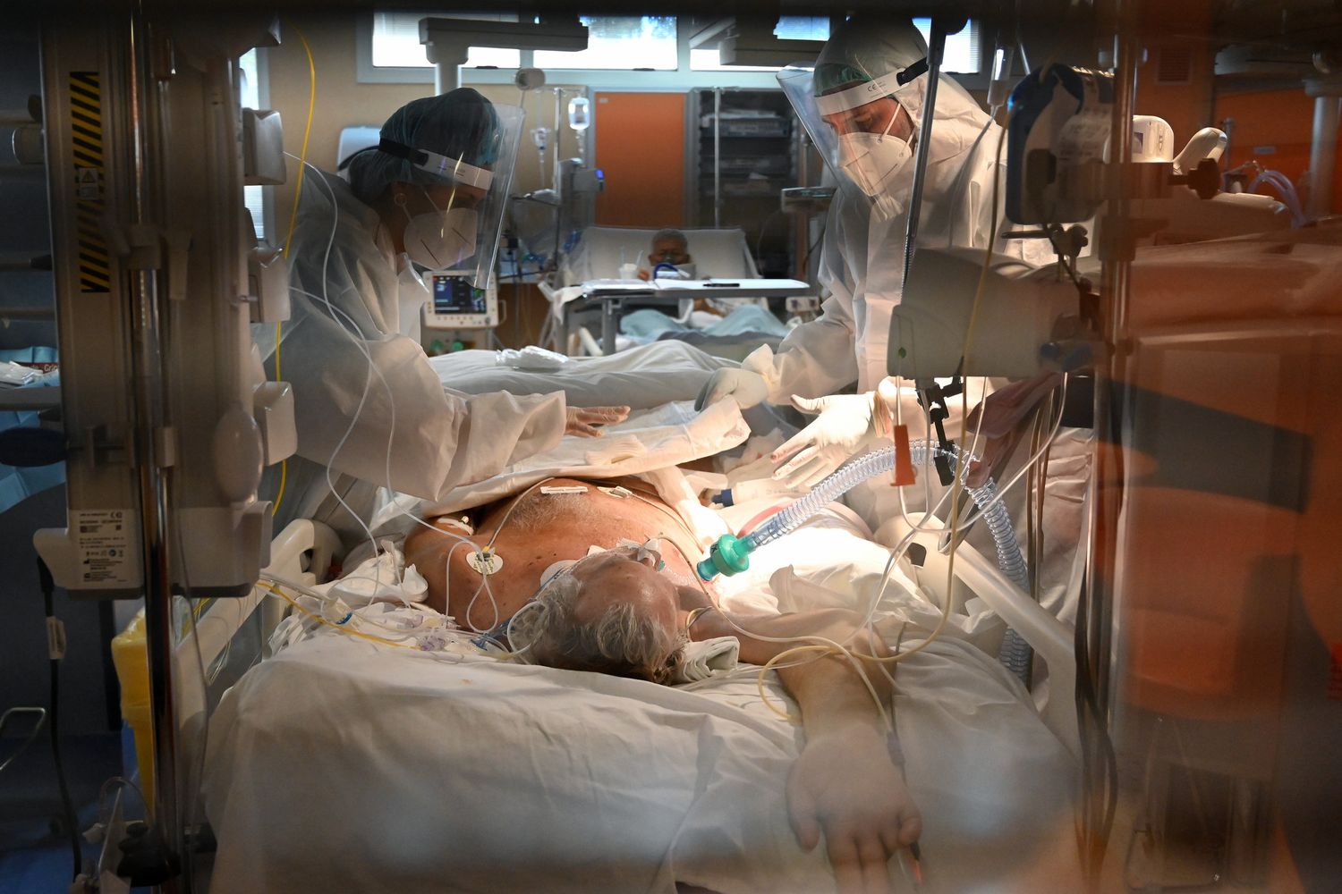 Pazienti Covid nel reparto di terapia intensiva