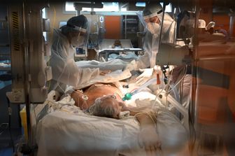 Covid: pazienti nel reparto di terapia intensiva di Casal Palocco a Roma