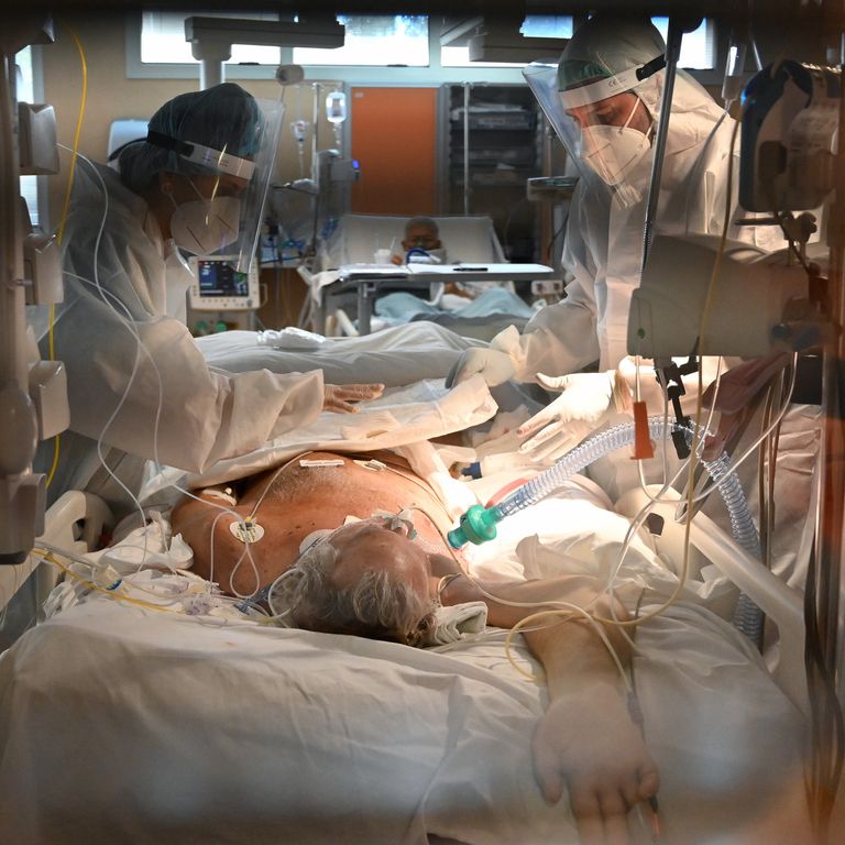 Pazienti Covid nel reparto di terapia intensiva
