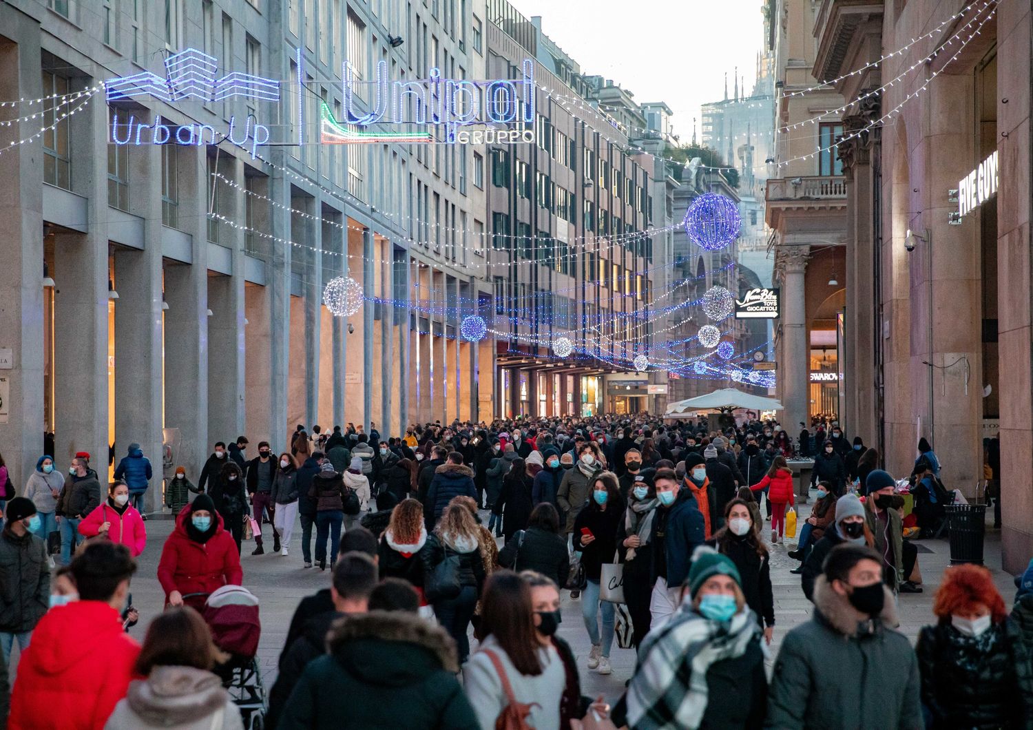 Folla nelle strade dello shopping a Milano