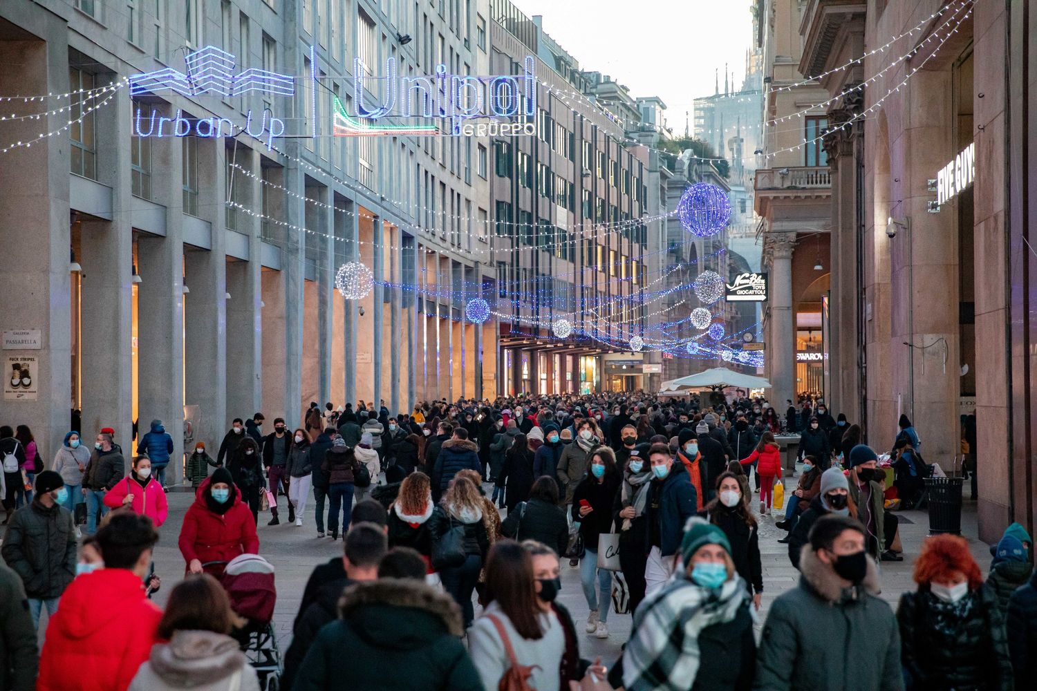 Folla nelle strade dello shopping a Milano