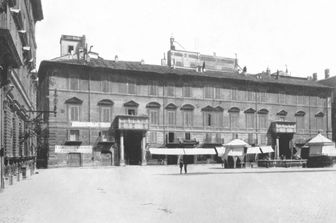 Palazzetto Venezia con Vittoriano in costruzione sullo sfondo'. Guida inutile di Roma', di Stefano Caviglia